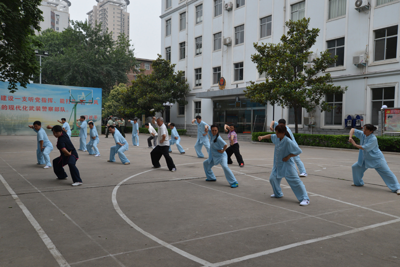 聘請陳式太極拳知名教練教學(xué)，開展太極拳興趣小組活動。