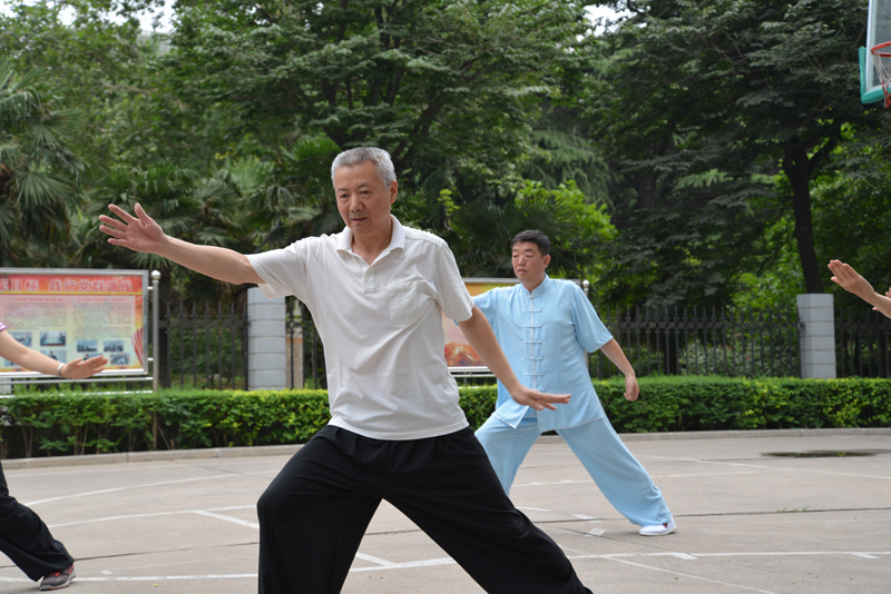 聘請陳式太極拳知名教練教學(xué)，開展太極拳興趣小組活動。