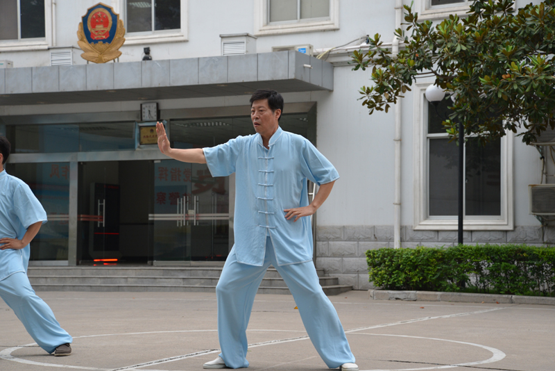 聘請陳式太極拳知名教練教學(xué)，開展太極拳興趣小組活動。