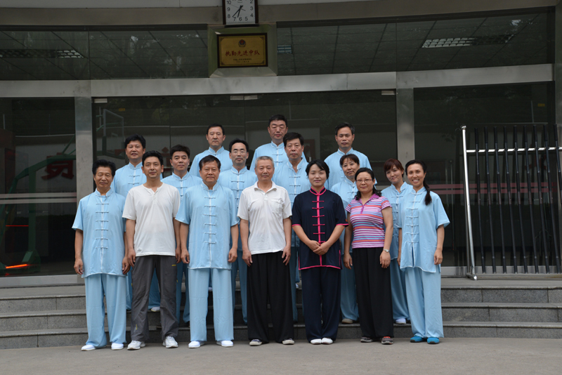 聘請陳式太極拳知名教練教學(xué)，開展太極拳興趣小組活動。