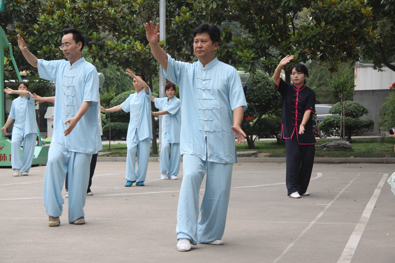 聘請陳式太極拳知名教練教學(xué)，開展太極拳興趣小組活動。